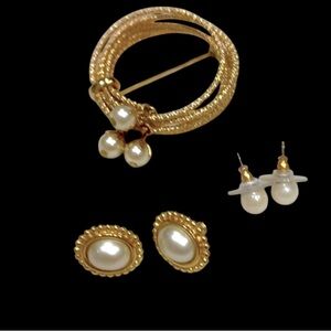 COPY - EUC Women’s Vintage Gold & Faux Pearl Brooch and 2 Pairs of Matching Ear…